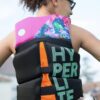 2026/06/1000277804.jpg Chaleco salvavidas para jóvenes es un modelo Hyperlite Indy CGA