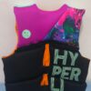 2026/06/1000277808.jpg Chaleco salvavidas para jóvenes es un modelo Hyperlite Indy CGA