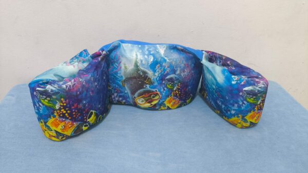 2026/06/1000277881.jpg Chaleco flotador de pecho y brazos para niños es de la marca Doohalo