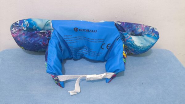 2026/06/1000277882.jpg Chaleco flotador de pecho y brazos para niños es de la marca Doohalo