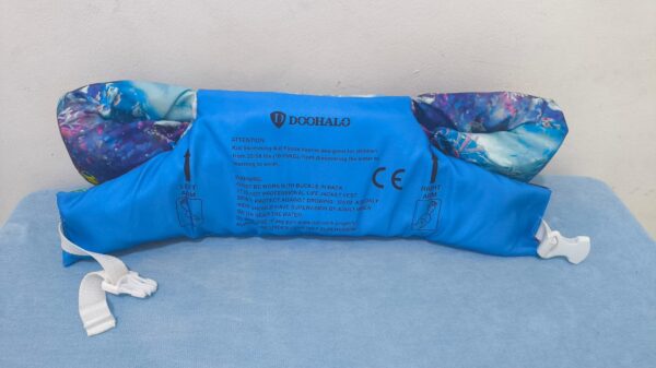 2026/06/1000277884.jpg Chaleco flotador de pecho y brazos para niños es de la marca Doohalo