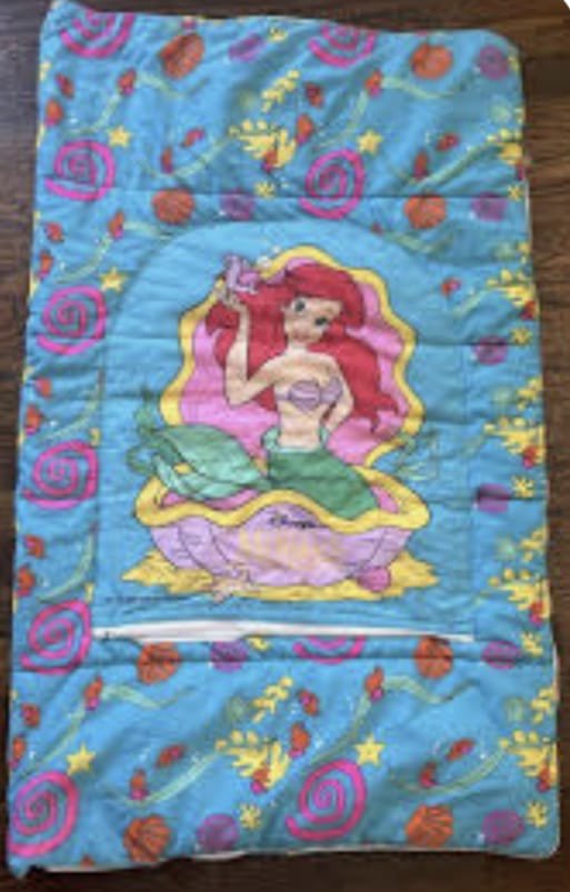 2026/06/1000277937.jpg bolsa de dormir vintage de Ariel de La Sirenita