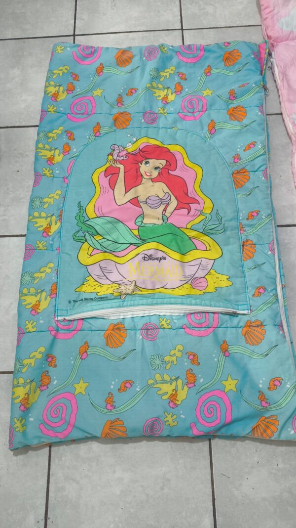 2026/06/1000277939.jpg bolsa de dormir vintage de Ariel de La Sirenita