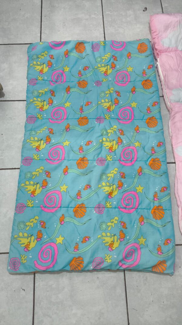 2026/06/1000277941.jpg bolsa de dormir vintage de Ariel de La Sirenita