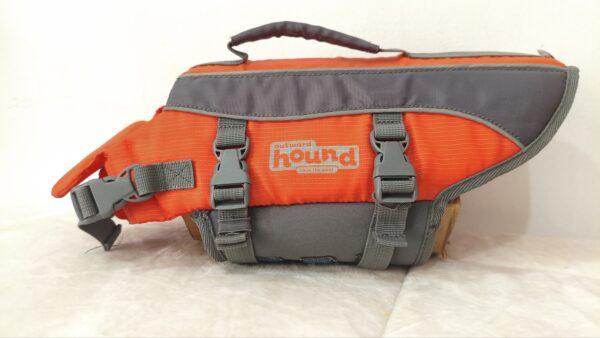 chaleco salvavidas flotador para perros de la marca Outward Hound