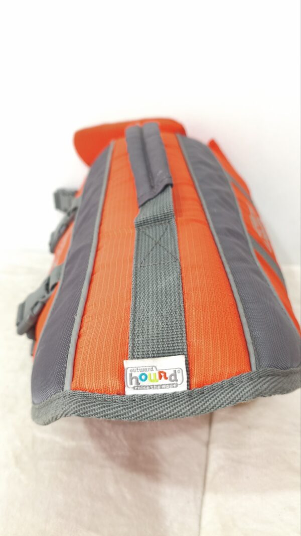 chaleco salvavidas flotador para perros de la marca Outward Hound