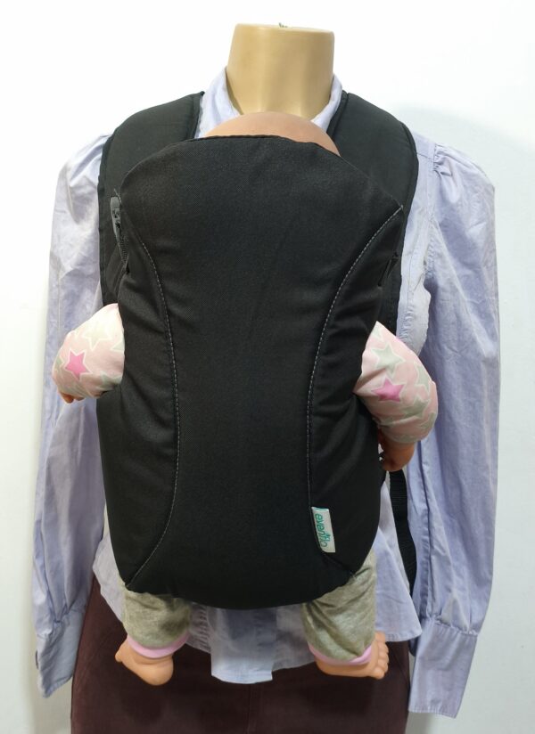 Mochila Portabebés o canguro negro de la marca Evenflo