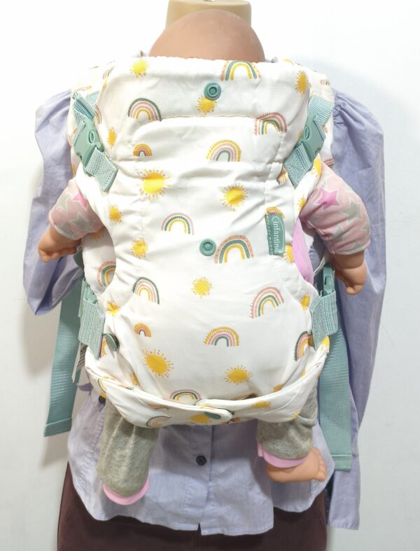 2026/09/1000367662-scaled.jpg Portabebés Mochila convertible Canguro Infantino Flip 4 en 1 con DISEÑO DE ARCOIRIS.