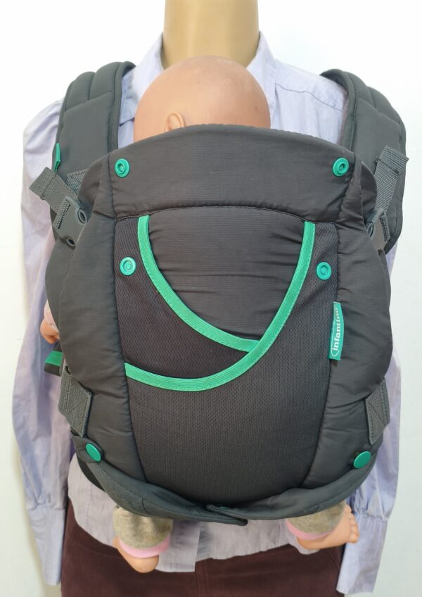 2026/09/1000368377-scaled.jpg Portabebés Mochila Canguro ergonómico Infantino Carry On Active en GRIS