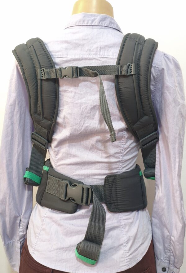 2026/09/1000368378-scaled.jpg Portabebés Mochila Canguro ergonómico Infantino Carry On Active en GRIS