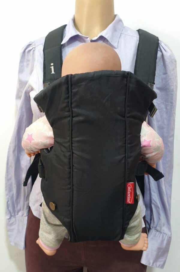 2026/09/1000371232-scaled.jpg Mochila portabebés clásica Infantino Swift en color Negro.