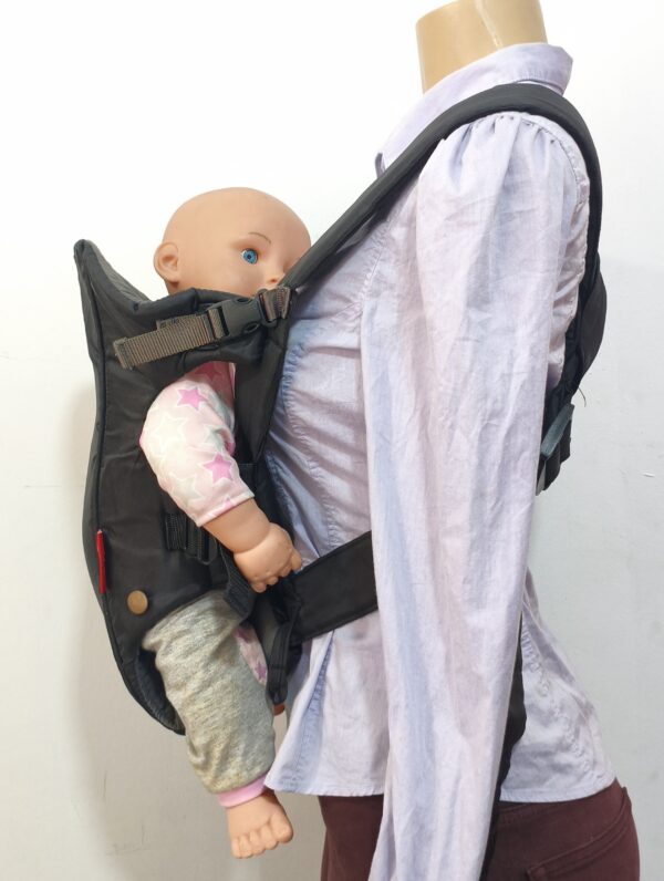 2026/09/1000371233-scaled.jpg Mochila portabebés clásica Infantino Swift en color Negro.