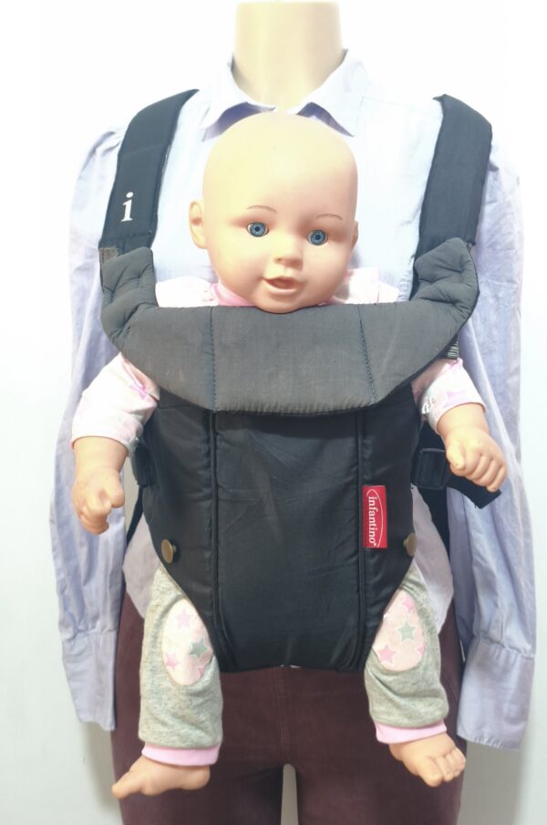 2026/09/1000371241-scaled.jpg Mochila portabebés clásica Infantino Swift en color Negro.