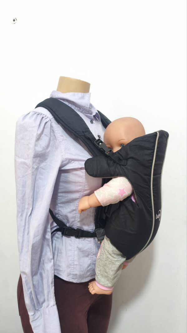 2026/09/1000372683-scaled.jpg Portabebés Mochila Canguro marca: Evenflo BabyGo de estructura blanda Negro.