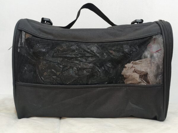 Bolso transportador de mascotas, porta mascotas en color negro.