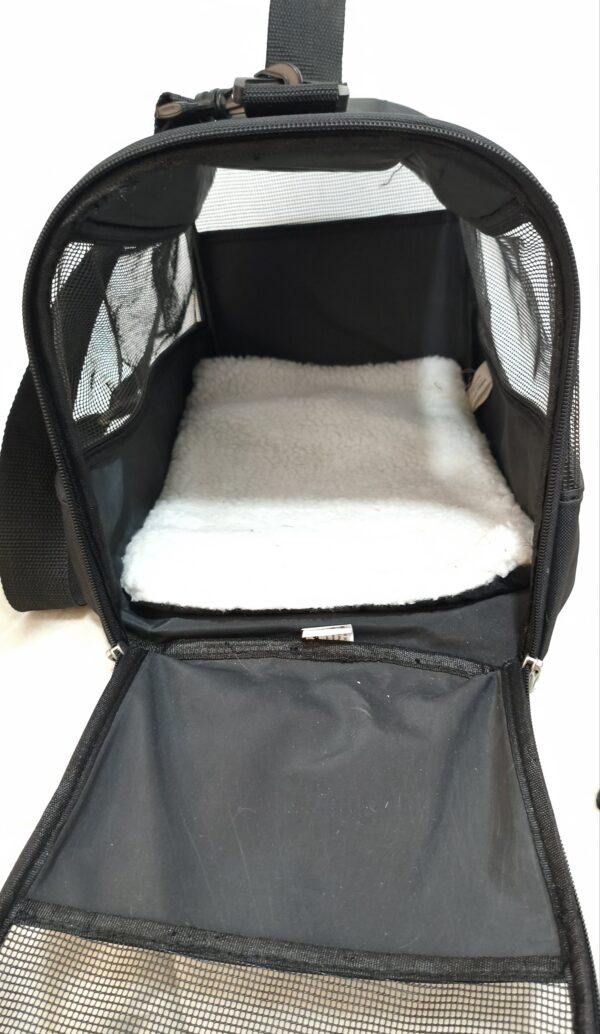 Bolso transportador de mascotas, porta mascotas en color negro.