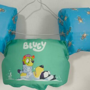 chaleco. Flotador salvavidas infantil con manguitos tipo Puddle Jumper de la serie Bluey, en color verde y azul