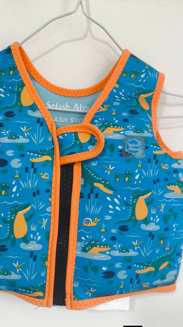 2026/09/83633130-4419-4de0-b171-da463f517d82-1_all_54127.jpg Chaleco salvavidas flotador de natación infantil Marca: Splash About Go, Splash Swim Vest con diseño "Croc Creek" en tono azul