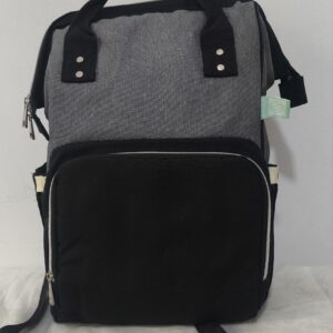 2026/10/1000784532-scaled.jpg práctica mochila pañalera destaca por su diseño bicolor en tela gris texturizada