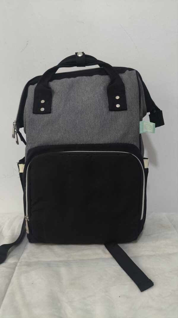 práctica mochila pañalera destaca por su diseño bicolor en tela gris texturizada