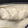 práctica mochila pañalera destaca por su diseño bicolor en tela gris texturizada