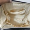 práctica mochila pañalera destaca por su diseño bicolor en tela gris texturizada