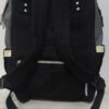 práctica mochila pañalera destaca por su diseño bicolor en tela gris texturizada