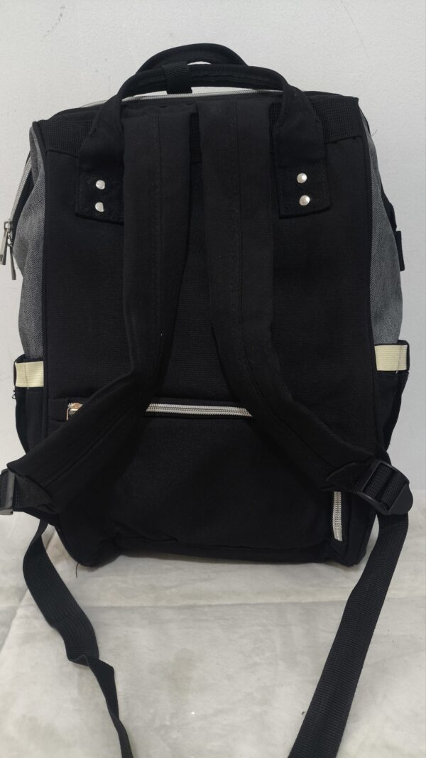 práctica mochila pañalera destaca por su diseño bicolor en tela gris texturizada