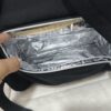 práctica mochila pañalera destaca por su diseño bicolor en tela gris texturizada