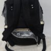 práctica mochila pañalera destaca por su diseño bicolor en tela gris texturizada