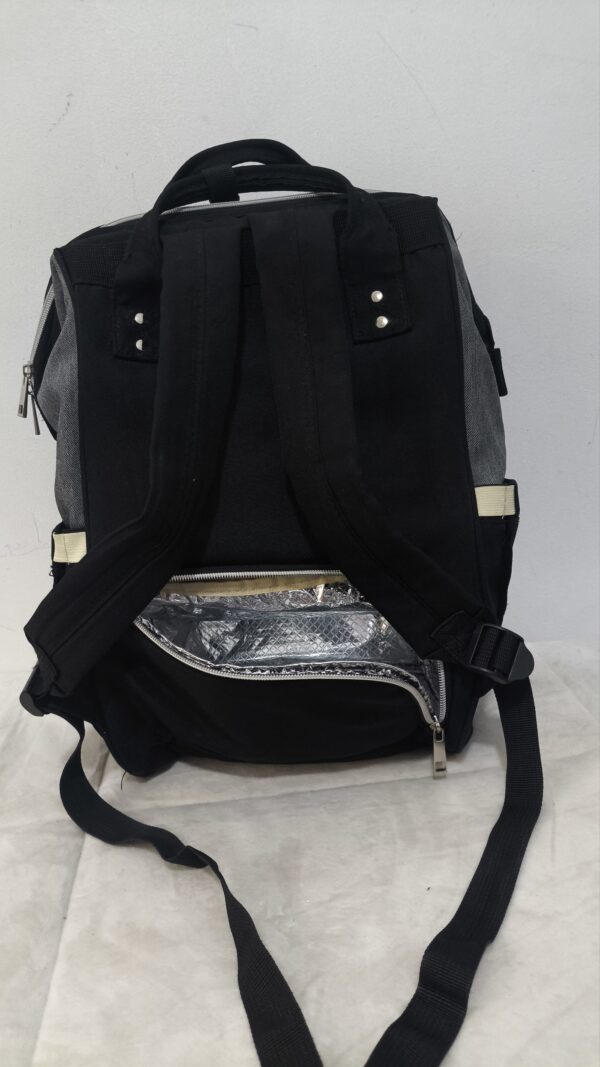 práctica mochila pañalera destaca por su diseño bicolor en tela gris texturizada