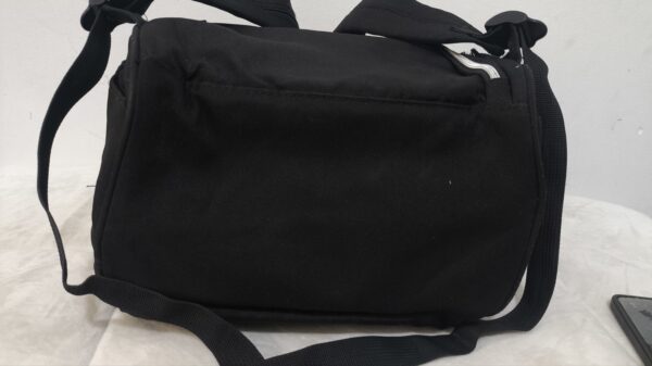 práctica mochila pañalera destaca por su diseño bicolor en tela gris texturizada