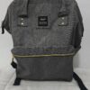 mochila y pañalera gris de lona de la marca Himawari con detalles dorados