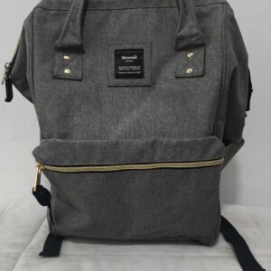 2026/10/1000784570-scaled.jpg mochila y pañalera gris de lona de la marca Himawari con detalles dorados