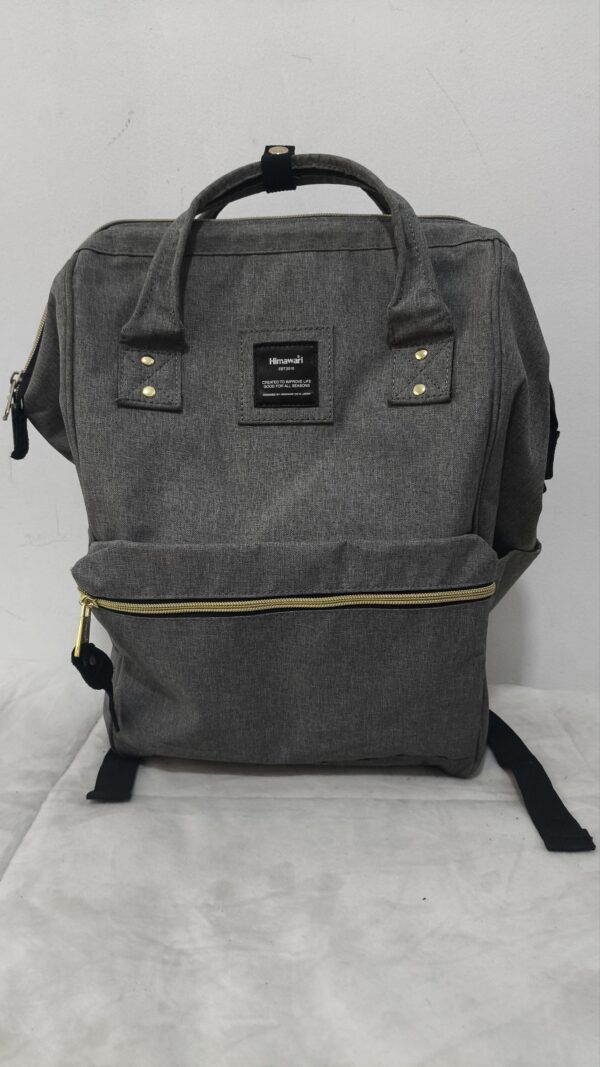 mochila y pañalera gris de lona de la marca Himawari con detalles dorados