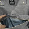 mochila y pañalera gris de lona de la marca Himawari con detalles dorados
