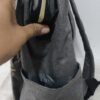 mochila y pañalera gris de lona de la marca Himawari con detalles dorados