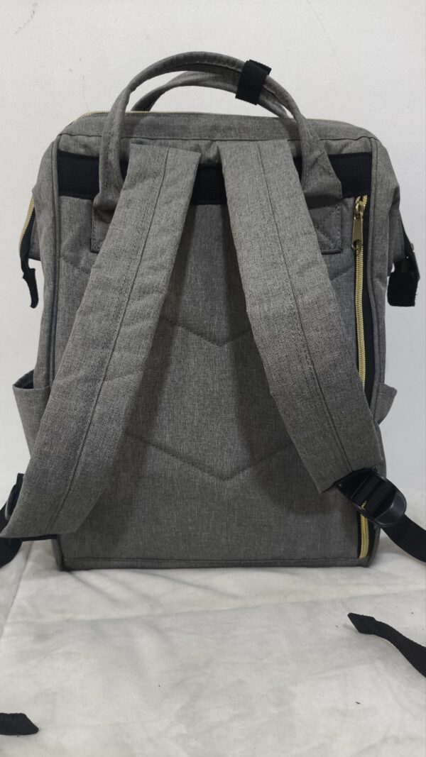 mochila y pañalera gris de lona de la marca Himawari con detalles dorados