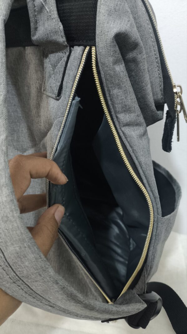 mochila y pañalera gris de lona de la marca Himawari con detalles dorados
