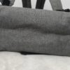 mochila y pañalera gris de lona de la marca Himawari con detalles dorados