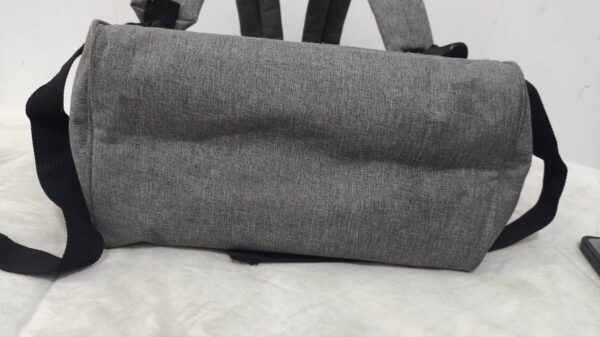 mochila y pañalera gris de lona de la marca Himawari con detalles dorados