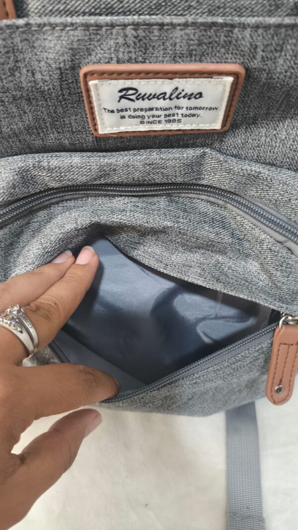 práctica mochila pañalera para pañales gris de la marca RUVALINO