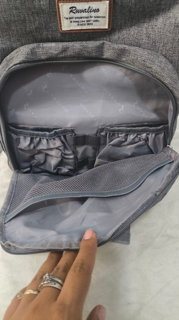 práctica mochila pañalera para pañales gris de la marca RUVALINO
