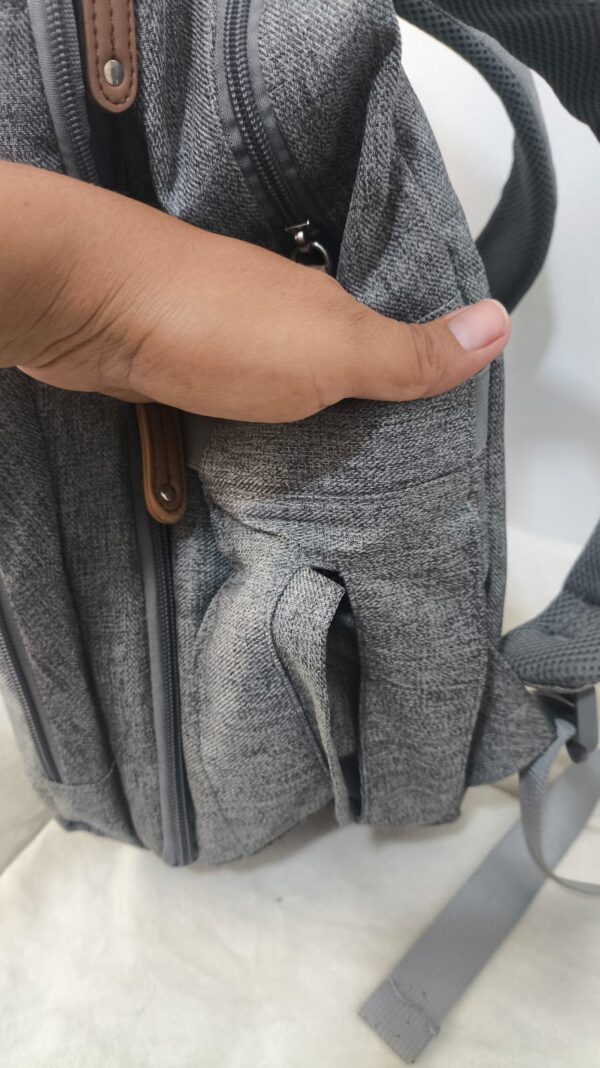 práctica mochila pañalera para pañales gris de la marca RUVALINO