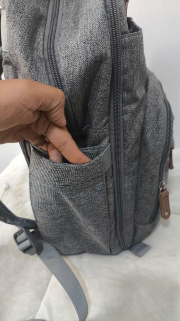 práctica mochila pañalera para pañales gris de la marca RUVALINO