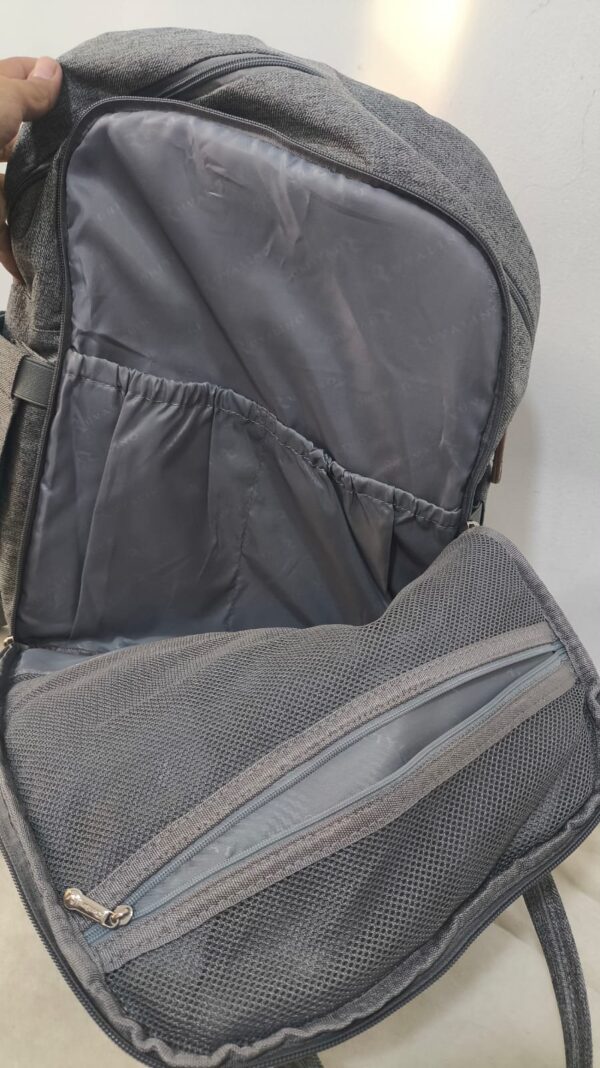 práctica mochila pañalera para pañales gris de la marca RUVALINO