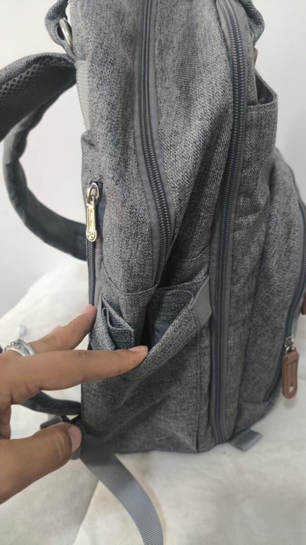 práctica mochila pañalera para pañales gris de la marca RUVALINO