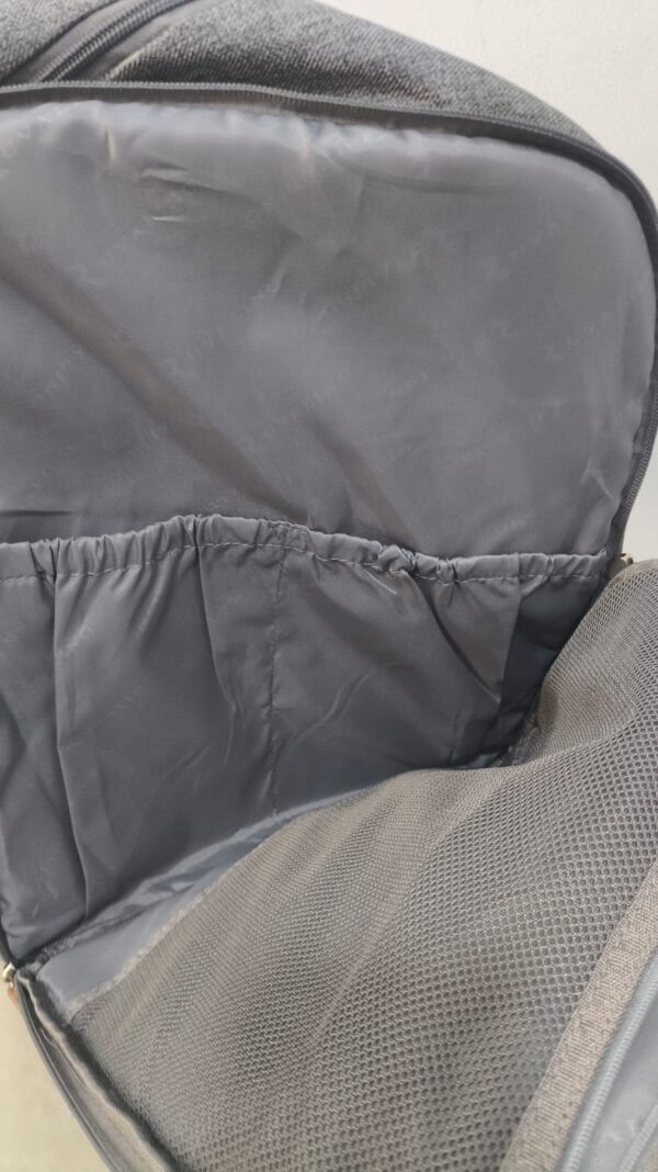 práctica mochila pañalera para pañales gris de la marca RUVALINO
