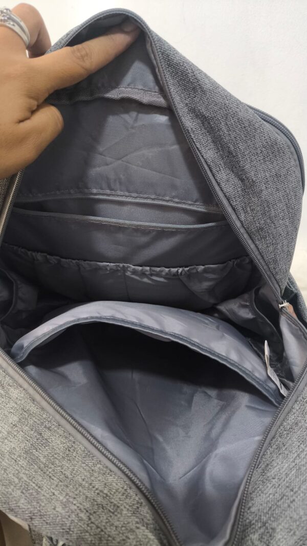 práctica mochila pañalera para pañales gris de la marca RUVALINO
