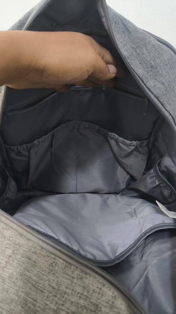 práctica mochila pañalera para pañales gris de la marca RUVALINO